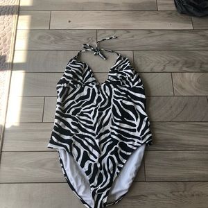 old Navy black and white xxl swim suit